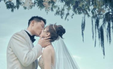 中央大街附近这条老街上，十年飘香的铁锅，炖出东北人的豪迈与热情...